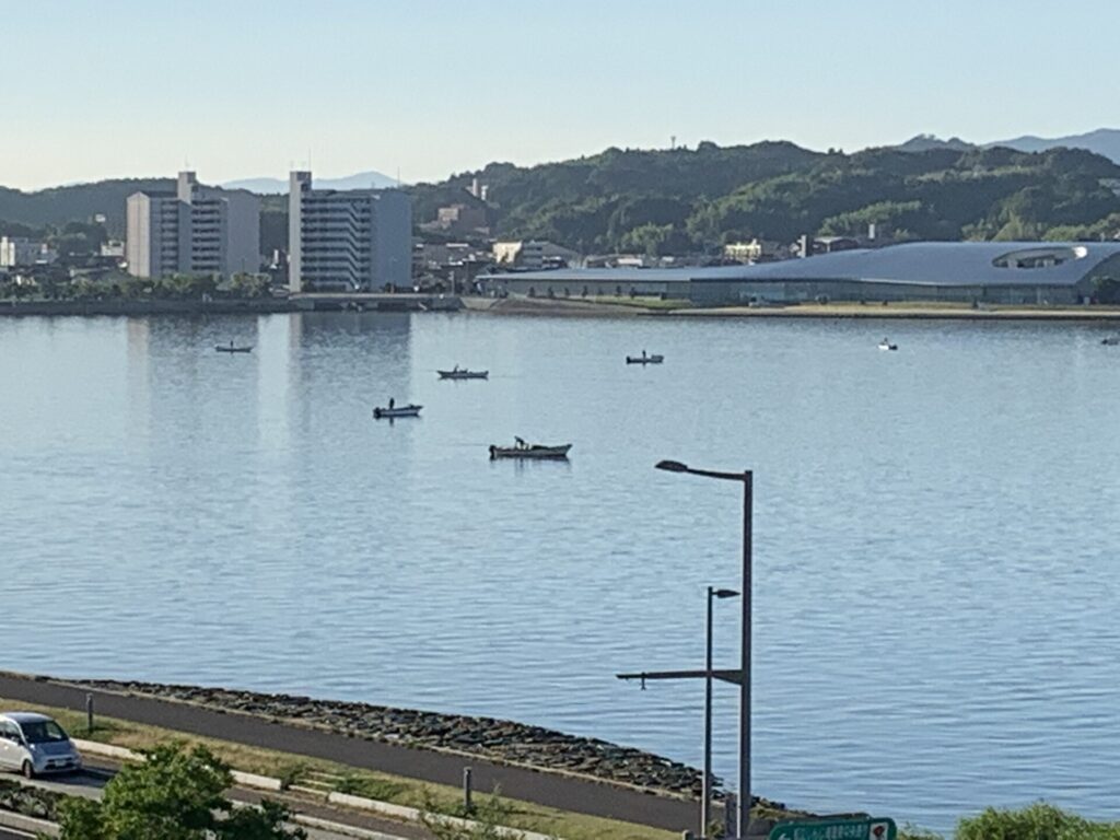 宍道湖のしじみ漁の様子