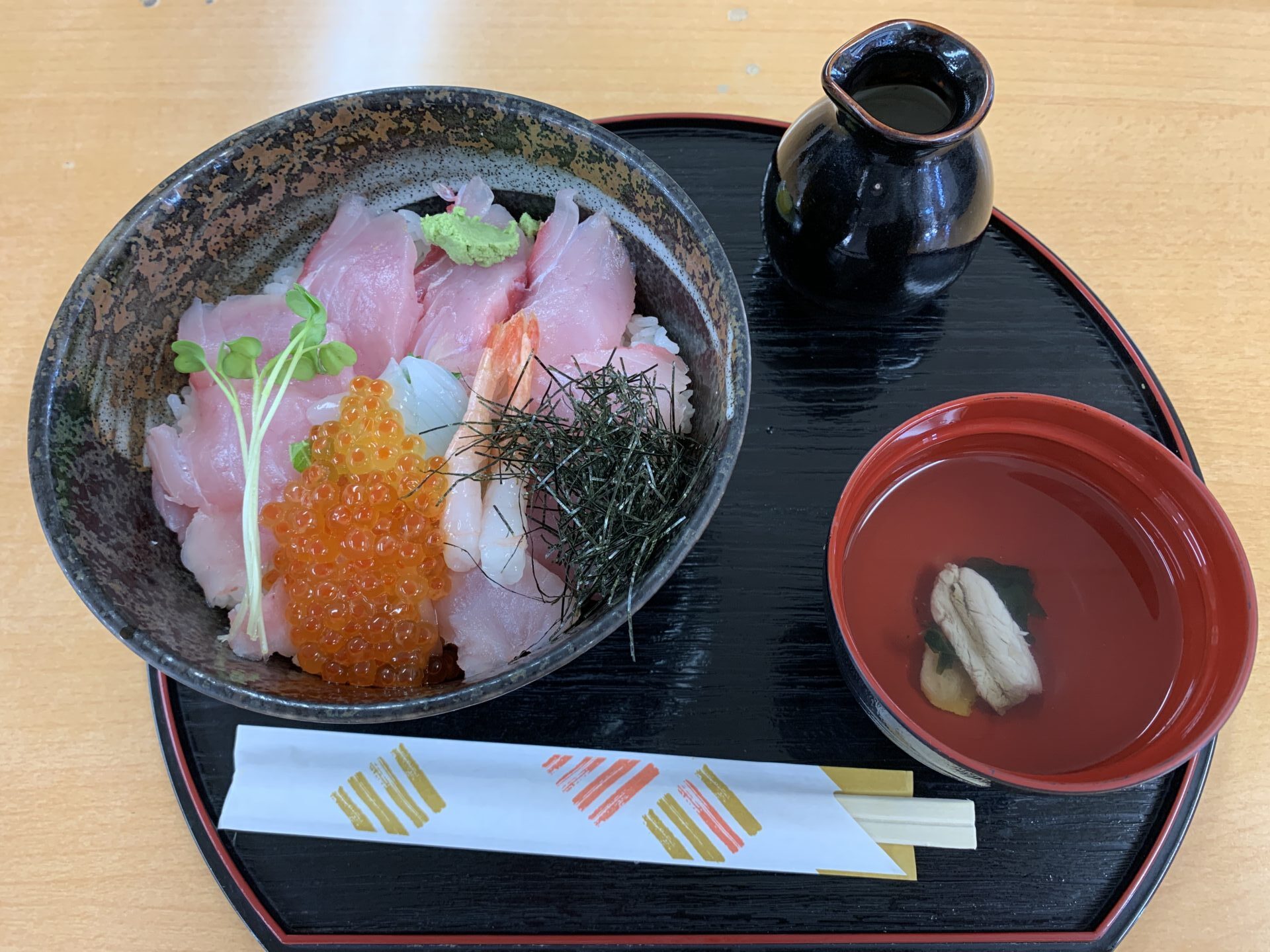 まの商店の看板メニューヒラマサの海鮮丼