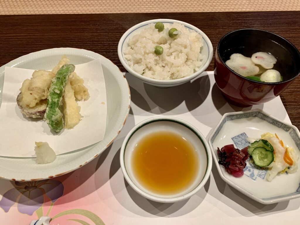 「豆の釜めし」「スズキの変わり揚げと吸物」「香の物