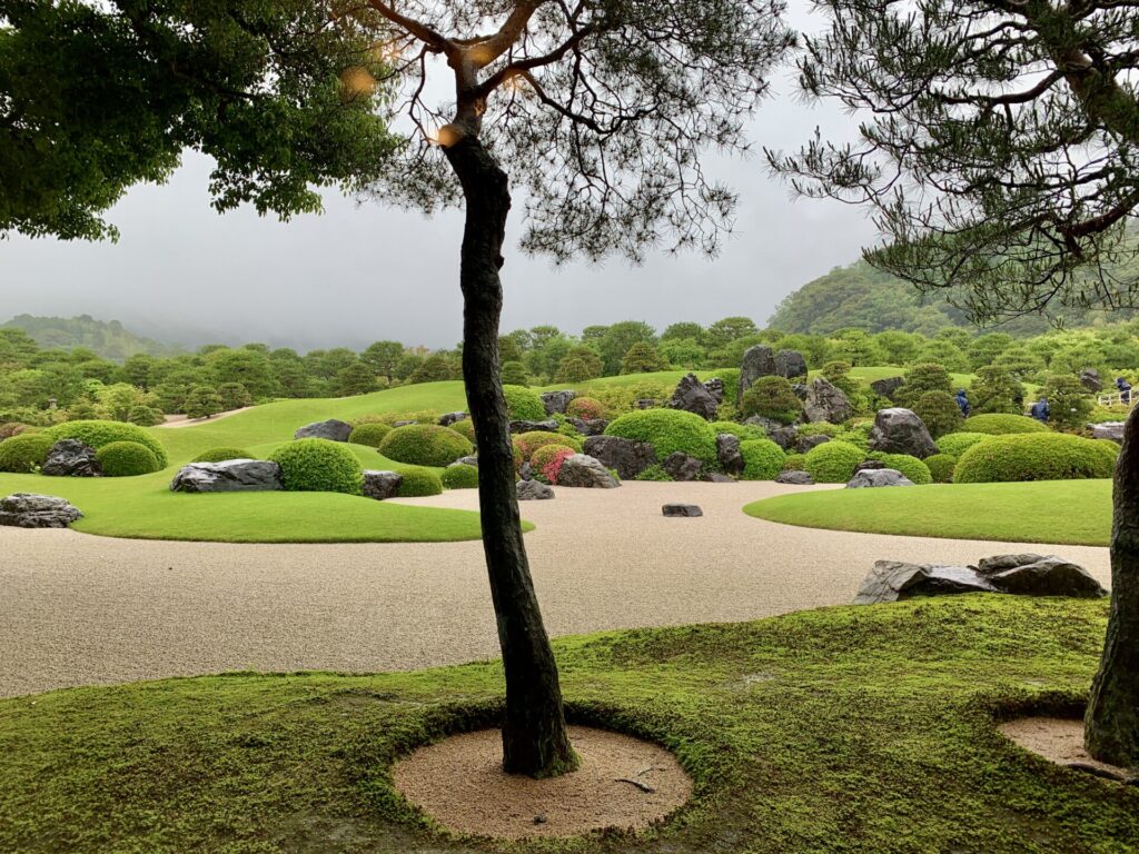 喫茶室　翆（みどり）から眺める「枯山水庭」の様子