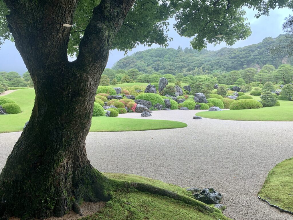 喫茶室　翆（みどり）から眺める「枯山水庭」の様子