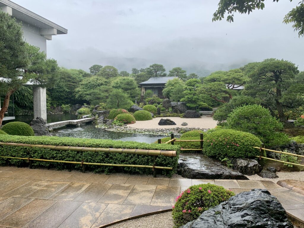 足立美術館の池庭の様子