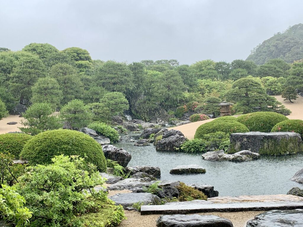 足立美術館の亀鶴の滝の様子