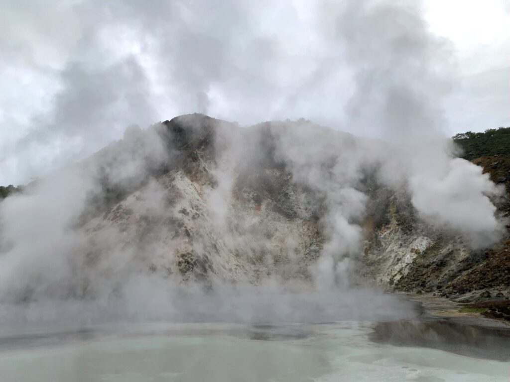 湯けむりをあげる大湯沼