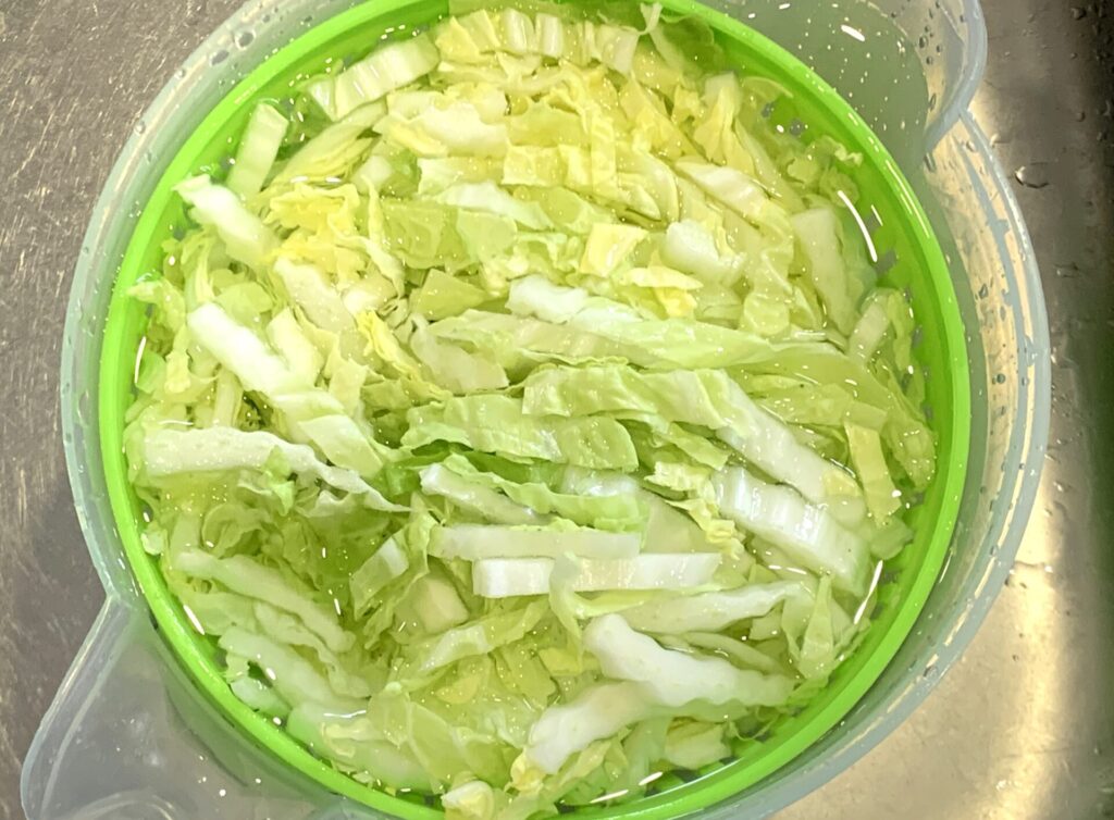 サラダスピナーで水洗いする刻んだ白菜