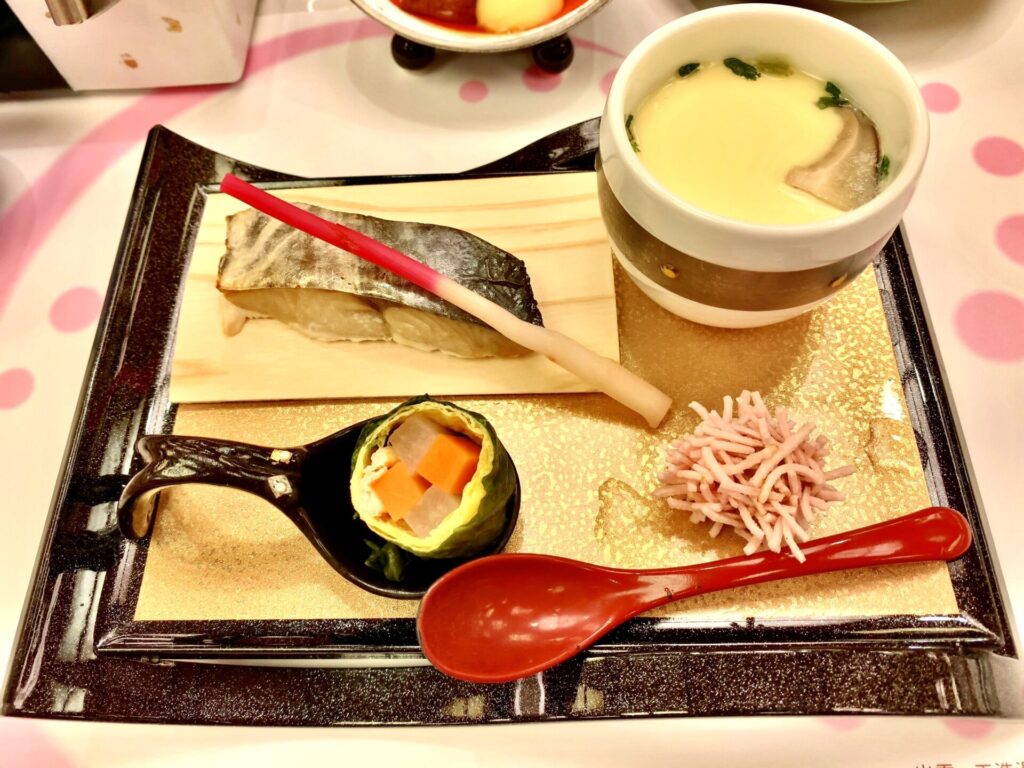 ホテル玉泉の会席料理　楽盛り　鰆柚庵焼き・季節野菜・しじみ茶碗蒸し