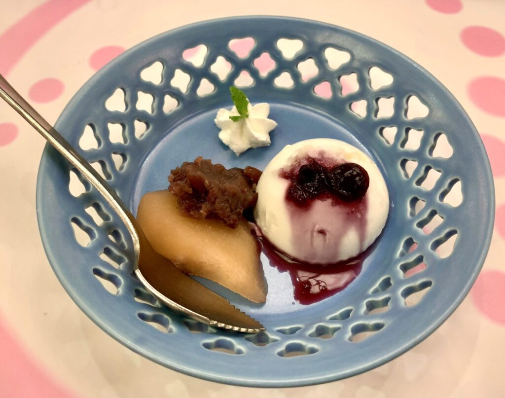 ホテル玉泉の会席料理　デザート　コシヒカリムースと果物