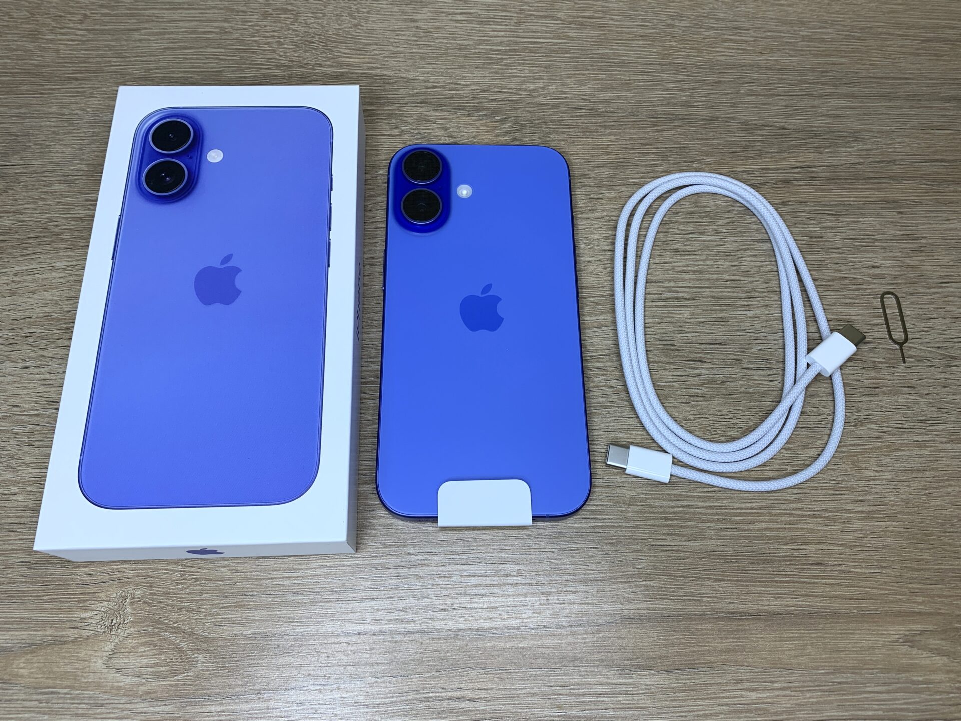 iPhone16の購入から開封、付属品のご紹介をします|カラーは「ウルトラマリン」 | りゅうじBLOG