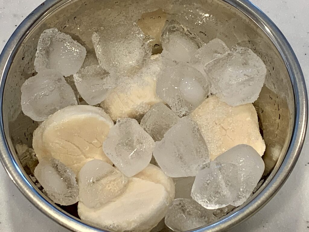 塩と氷で解凍中のホタテ
