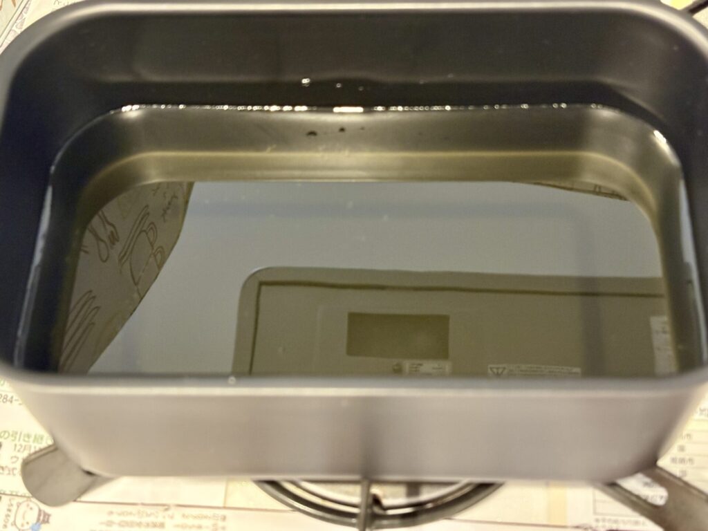「LIFELEX角型天ぷら鍋」に油を入れた画像