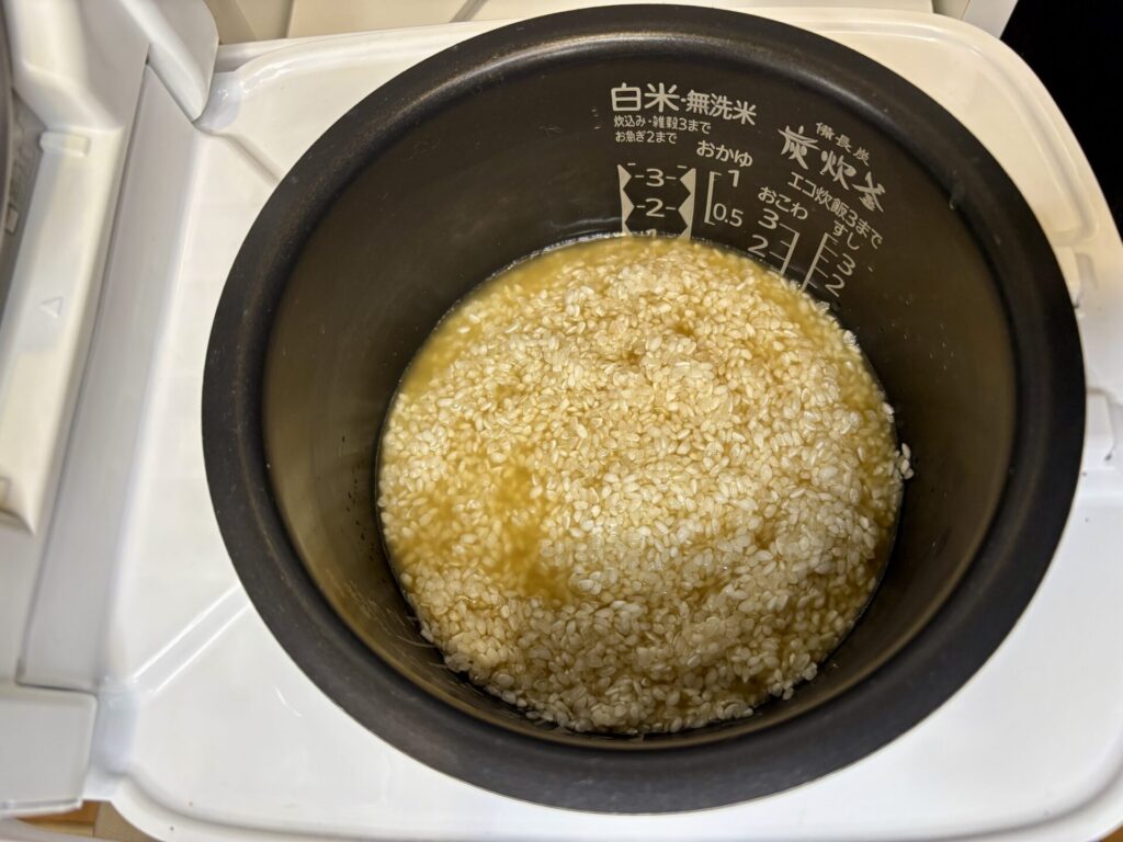 お米に出汁を入れる