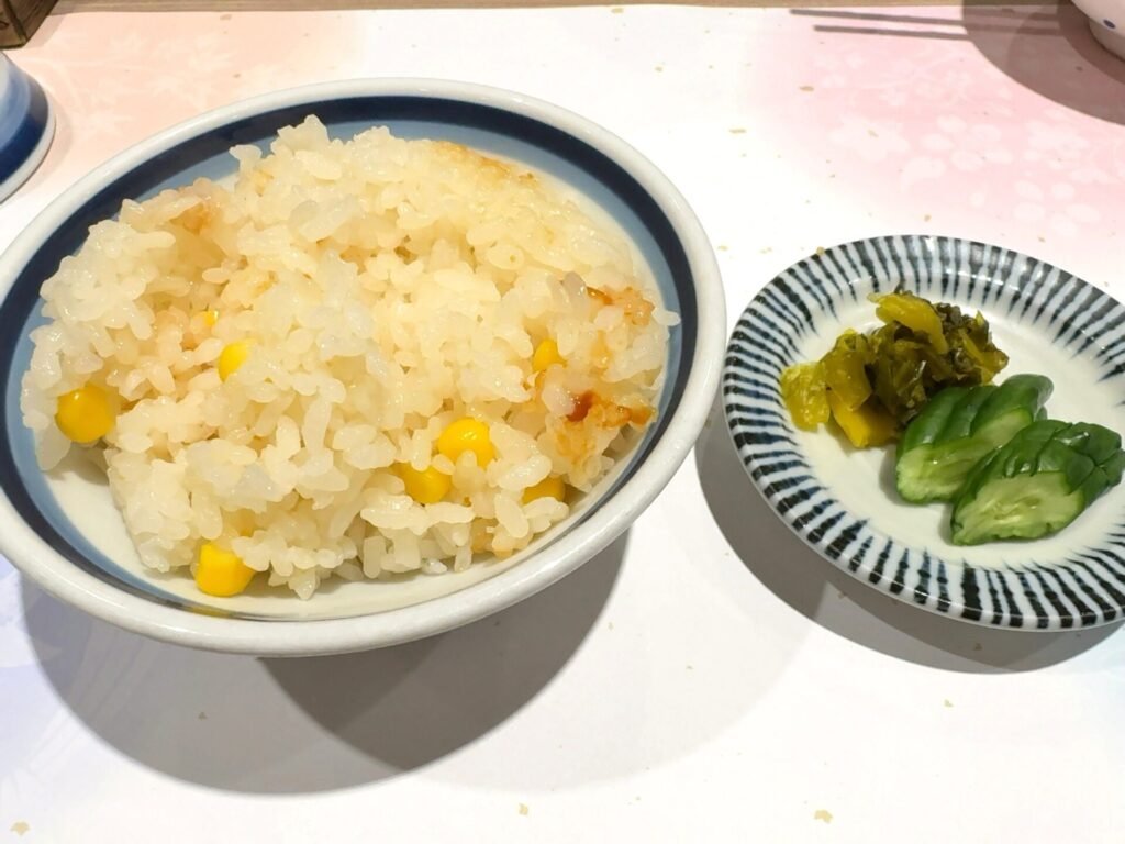青雲荘の夕食「枝豆つみれの椀物」「とうもろこしの釜飯」と「お漬物」