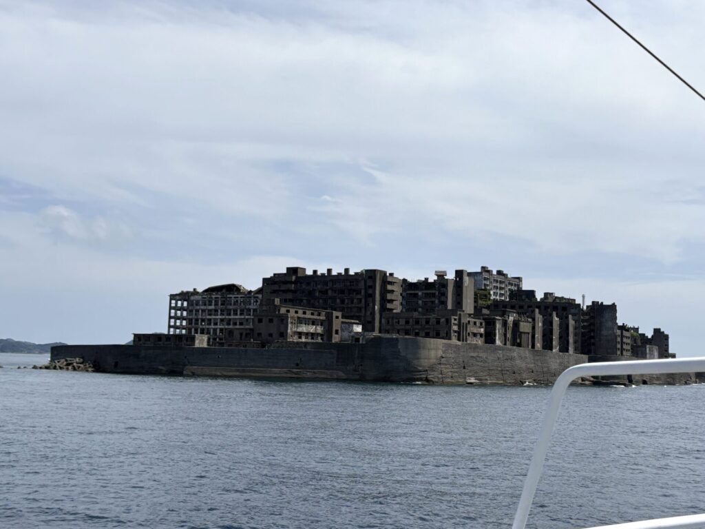 クルーズ船から見た軍艦島