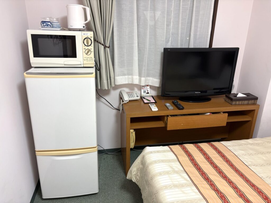 ホテルピースアイランド宮古島の冷蔵庫と電子レンジ