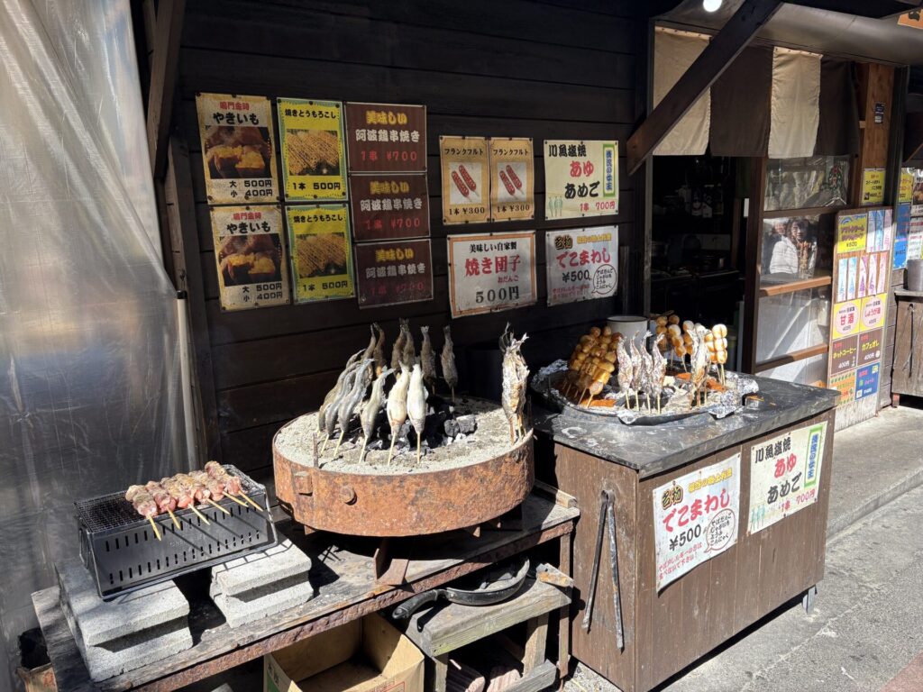 「やま里」で炭火焼している「てこまわし」の写真